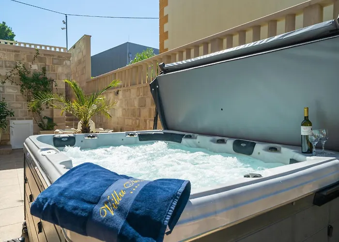 Aura - Comfort 6 With Shared Swimming Pool