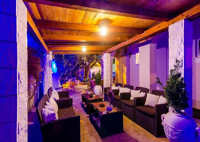 Aura - Comfort 6 With Shared Swimming Pool *