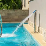 Aura - Comfort 6 With Shared Swimming Pool