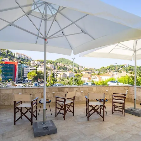 Aura - Comfort 6 With Shared Swimming Pool