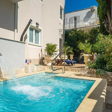 Aura - Comfort 6 With Shared Swimming Pool