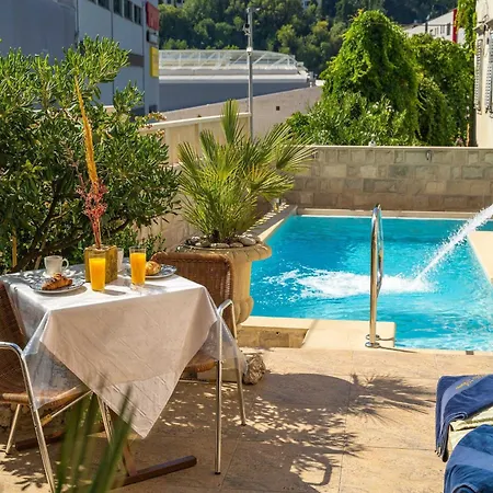 Aura - Comfort 6 With Shared Swimming Pool *