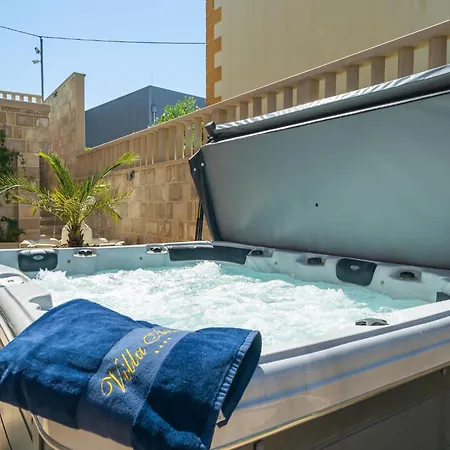 Aura - Comfort 6 With Shared Swimming Pool