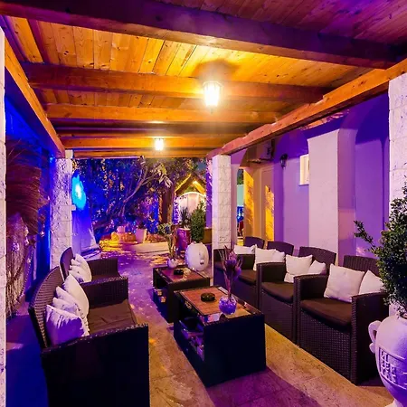 Aura - Comfort 6 With Shared Swimming Pool *