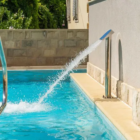 Aura - Comfort 6 With Shared Swimming Pool