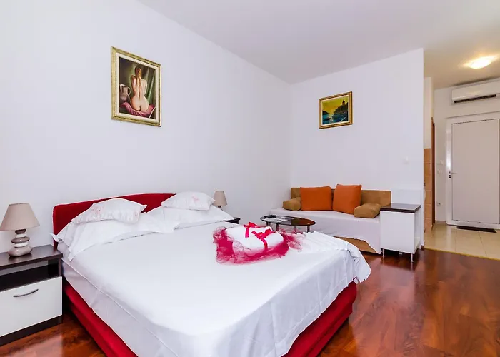 Apartment Aura - Comfort 6 With Shared Swimming Pool *