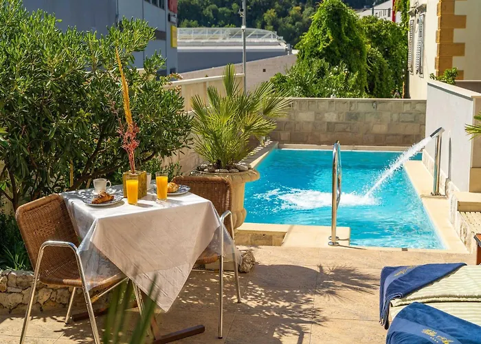 Aura - Comfort 6 With Shared Swimming Pool *