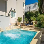 Aura - Comfort 6 With Shared Swimming Pool