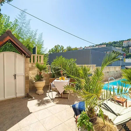 Aura - Comfort 6 With Shared Swimming Pool