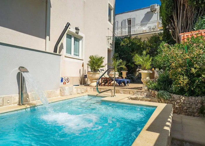 Aura - Comfort 6 With Shared Swimming Pool