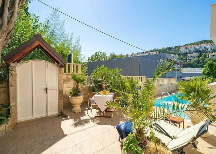 Aura - Comfort 6 With Shared Swimming Pool