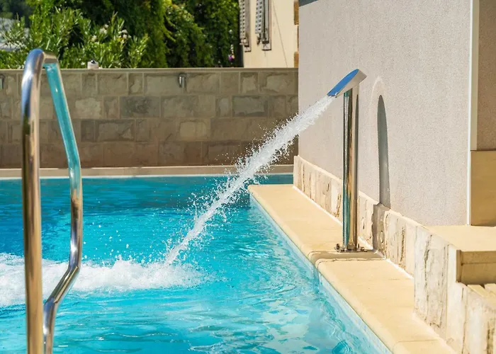 Aura - Comfort 6 With Shared Swimming Pool